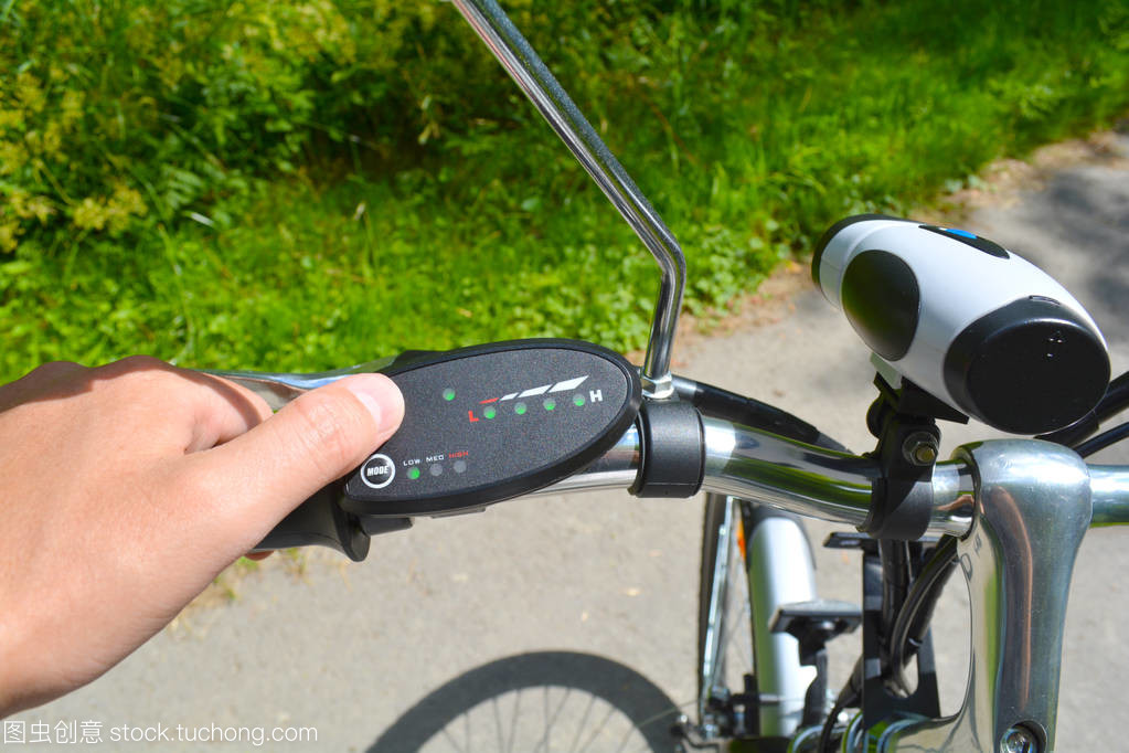 騎行中的網絡連接 電動自行車與智能設備的融合